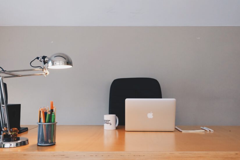 Organizacja pracy biurowej – 10 praktycznych porad, które usprawnią pracę w każdym biurze